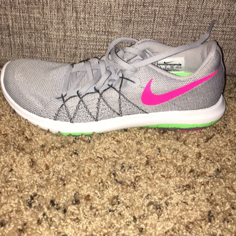 NIKE TENNIS SHOES